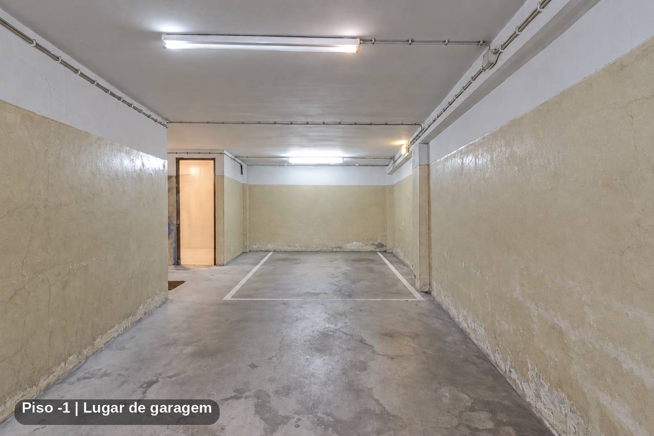 Lugar de garagem — fotografia real
