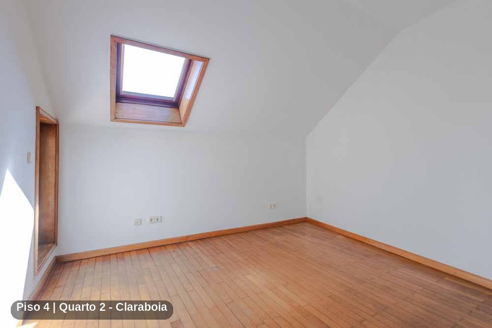 Quarto com claraboia — fotografia real
